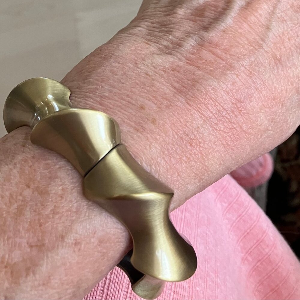 hinged bangle  bracelet matte goldtone scalloped vintage